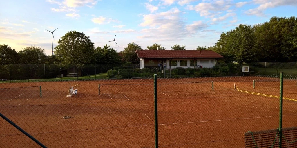 Tennisplatz mit Spielbetrieb